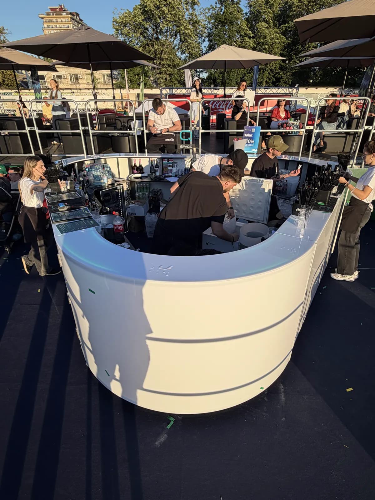 Bar alb semicircular într-o zonă de brand la un festival