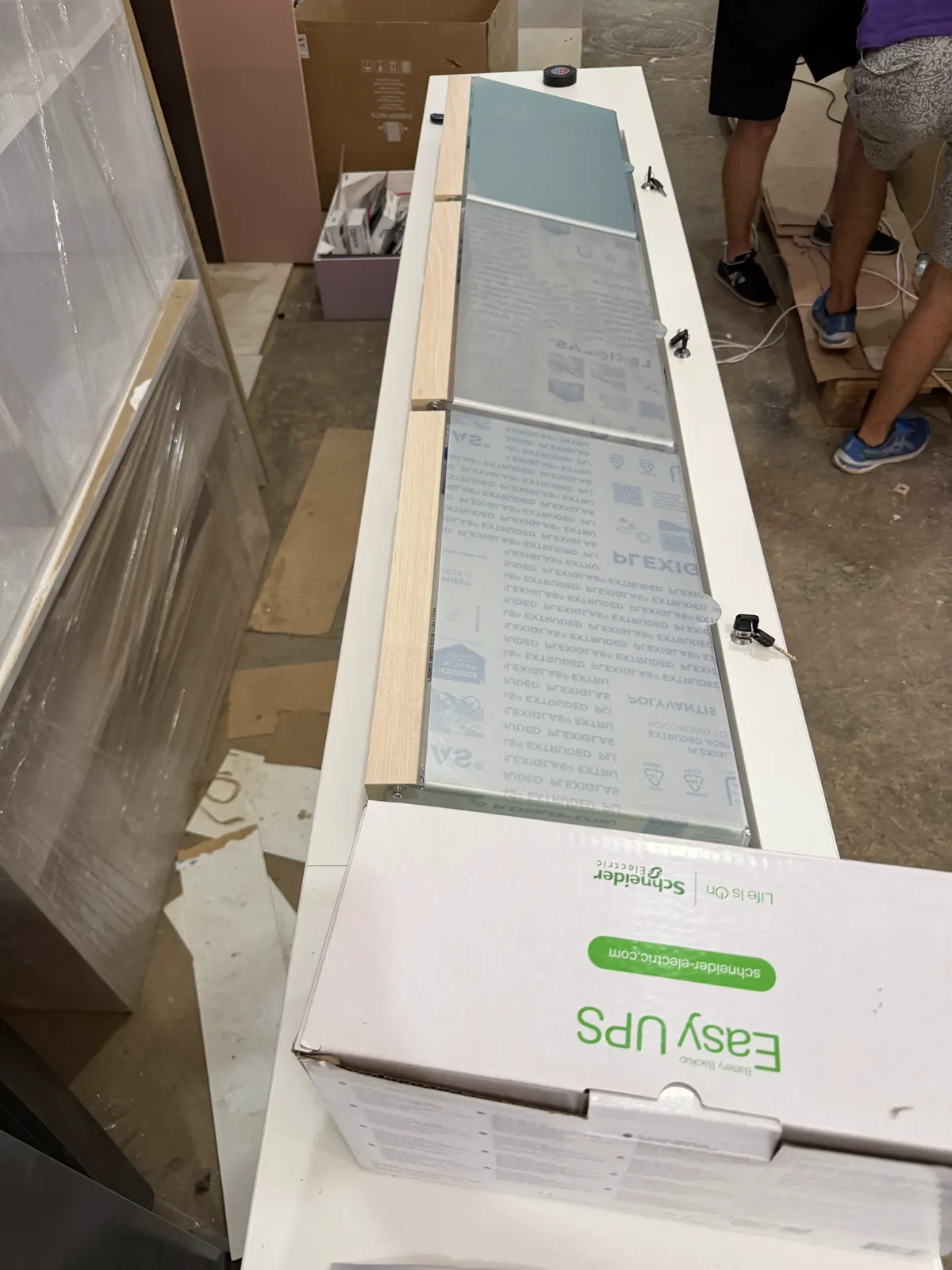 Vitrinele din plexiglas ale cornerului, pregătite pentru montaj